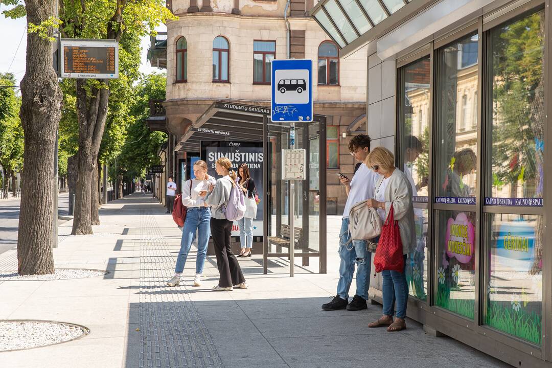 Karšta: keleiviai skundžiasi, kad per stiklinius stoginių stogus alina kaitri saulė.
