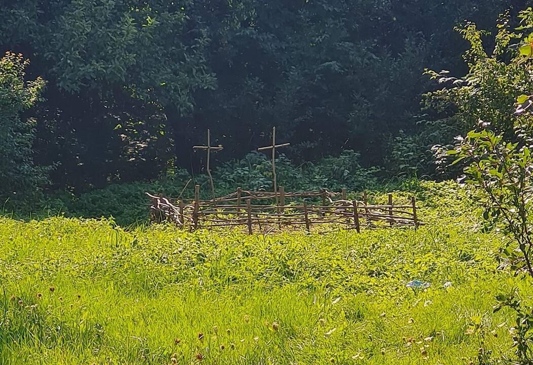 Dingo: gyventojos darytoje nuotraukoje matyti į žemę įstatyti du kryžiai, bet nuvykus į vietą jų rasti jau nepavyko.