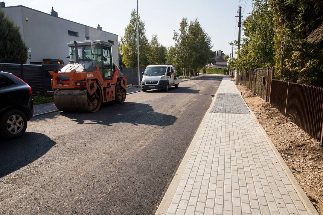Veiksmas: kelių remontininkai triūsia Pilėnų gatvėje Akademijoje.