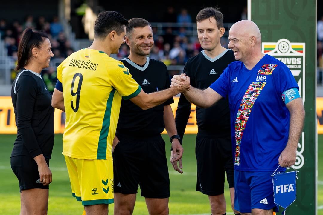 Kolegos: G. Infantino (kairėje) su E. Stankevičiumi susitiko atnaujintame Dariaus ir Girėno stadione.