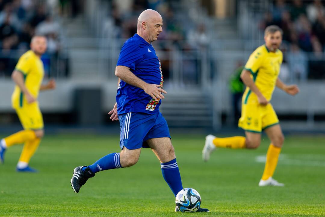 Kolegos: G. Infantino (kairėje) su E. Stankevičiumi susitiko atnaujintame Dariaus ir Girėno stadione.