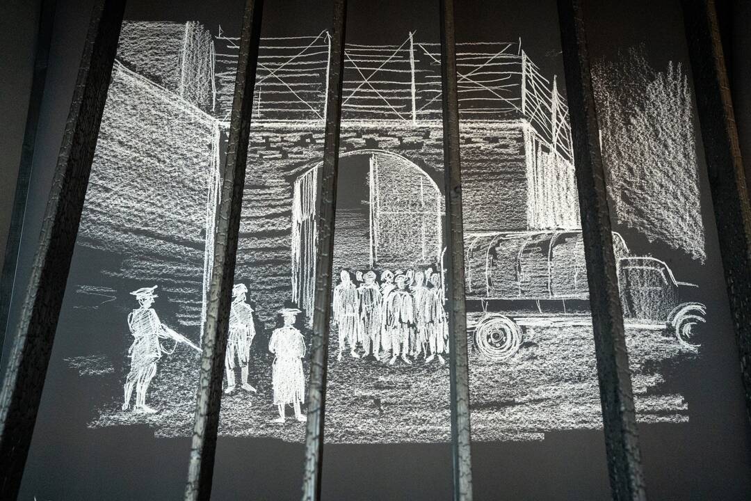 Kliūtis: durys, pro kurias 1943 m. gruodžio 25-osios naktį pabėgo grupelė kalinių, ir grąžtas, analogiškas tam, kuriuo skyles duryse išgręžė P. Krakinovskis.