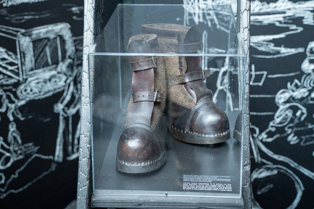 Kliūtis: durys, pro kurias 1943 m. gruodžio 25-osios naktį pabėgo grupelė kalinių, ir grąžtas, analogiškas tam, kuriuo skyles duryse išgręžė P. Krakinovskis.