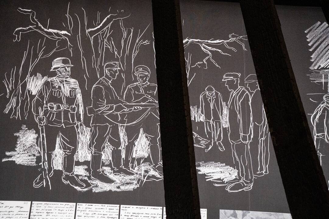Kliūtis: durys, pro kurias 1943 m. gruodžio 25-osios naktį pabėgo grupelė kalinių, ir grąžtas, analogiškas tam, kuriuo skyles duryse išgręžė P. Krakinovskis.