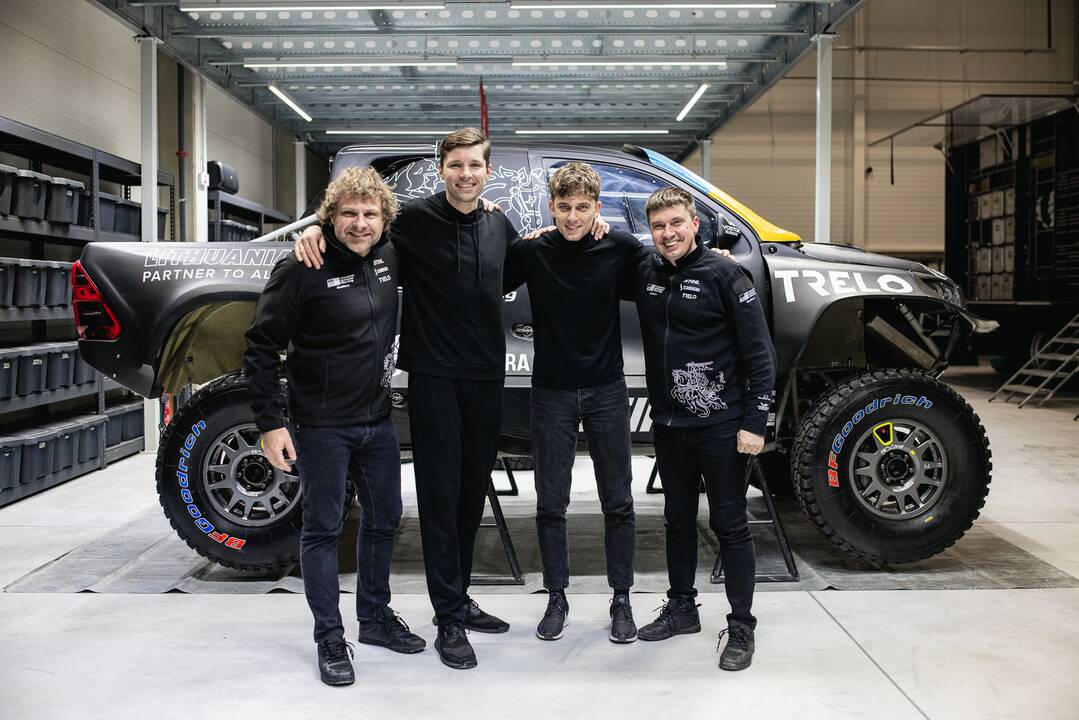 Progresas: V. Žala (dešinėje) džiaugiasi „X-raid“ komandos atliktais automobilio patobulinimais.