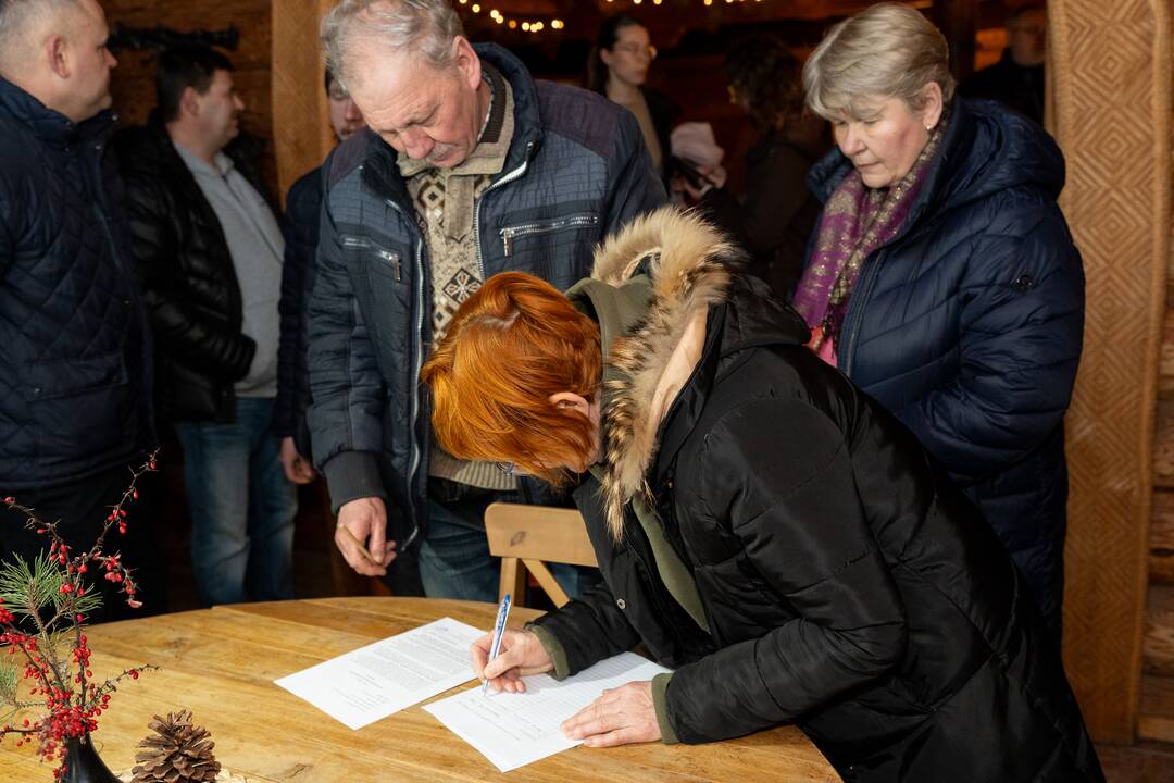 Sklypas: dabar karjerą steigti planuojama dalyje miško teritorijos ir sklype, kuriame visai neseniai pasodinta genetinių sodinukų.