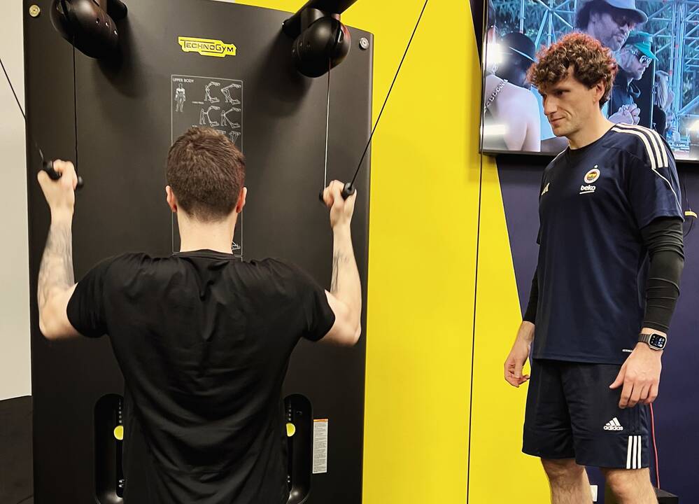 Pažintys: A. Aleksandravičius – su „Fenerbahce“ strategu Š. Jasikevičiumi ir krepšinio žvaigžde N. Calathesu.