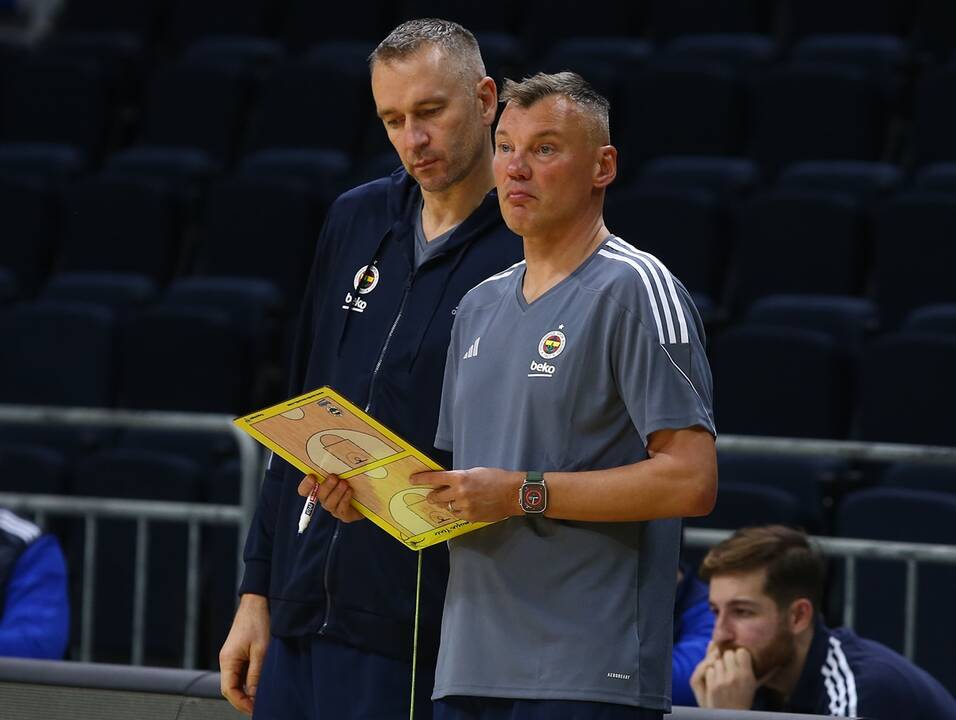 Pažintys: A. Aleksandravičius – su „Fenerbahce“ strategu Š. Jasikevičiumi ir krepšinio žvaigžde N. Calathesu.