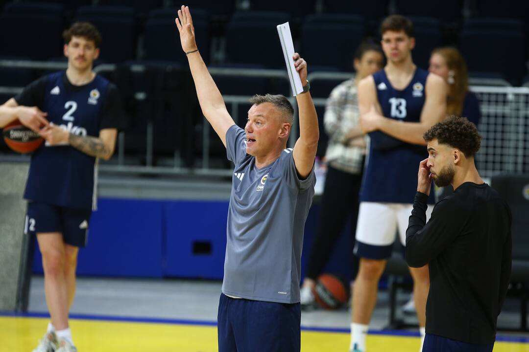 Pažintys: A. Aleksandravičius – su „Fenerbahce“ strategu Š. Jasikevičiumi ir krepšinio žvaigžde N. Calathesu.