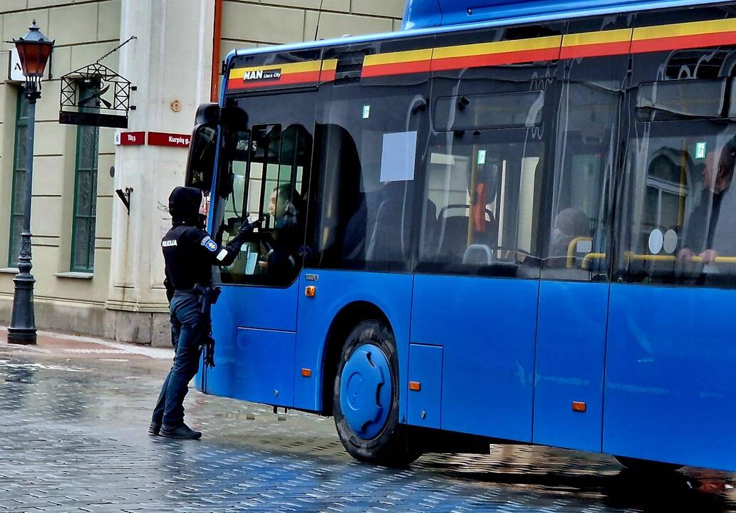 Kontrolė: pareigūnė tikrino visų Tiltų gatve važiavusių vairuotojų blaivumą, tarp jų – ir autobusų vairuotojų.