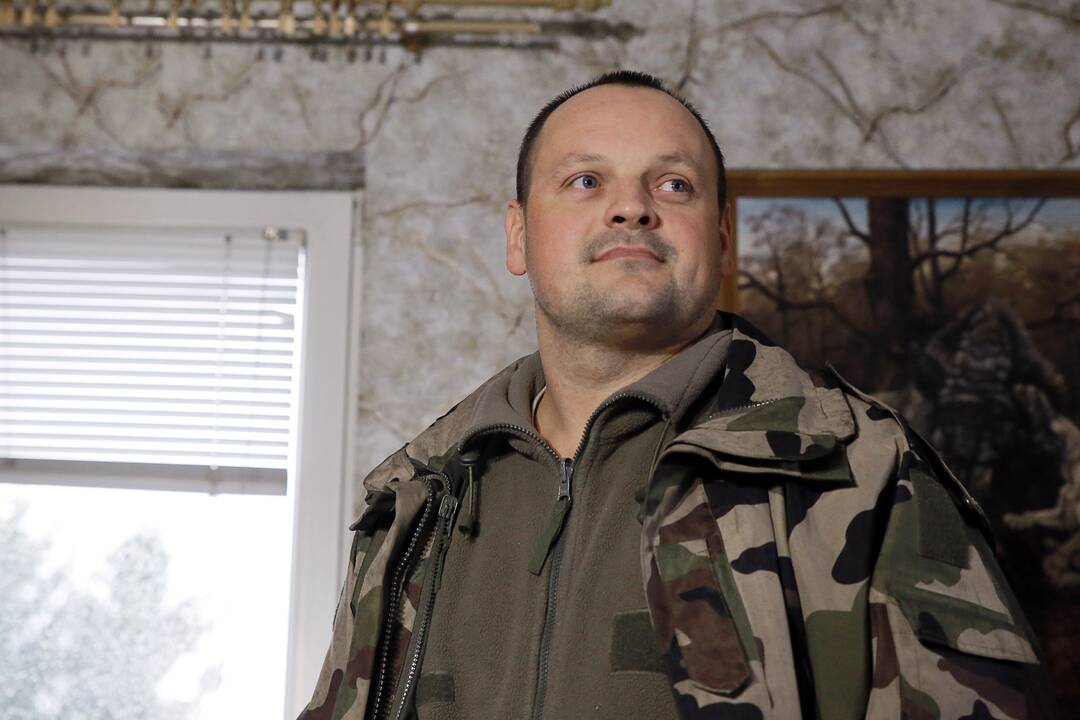 Svečias: šviesiu metu sveikas briedis stoviniavo prie daugiabučių namų ir tik pabaidytas žmonių rėžėsi į metalinę tvorą.