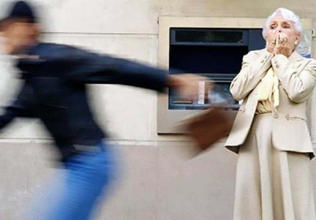 Patarimai: vyresnio amžiaus moterims pareigūnai pataria piniginių nesinešioti rankinėse ir net dieną nevaikščioti po vieną.
