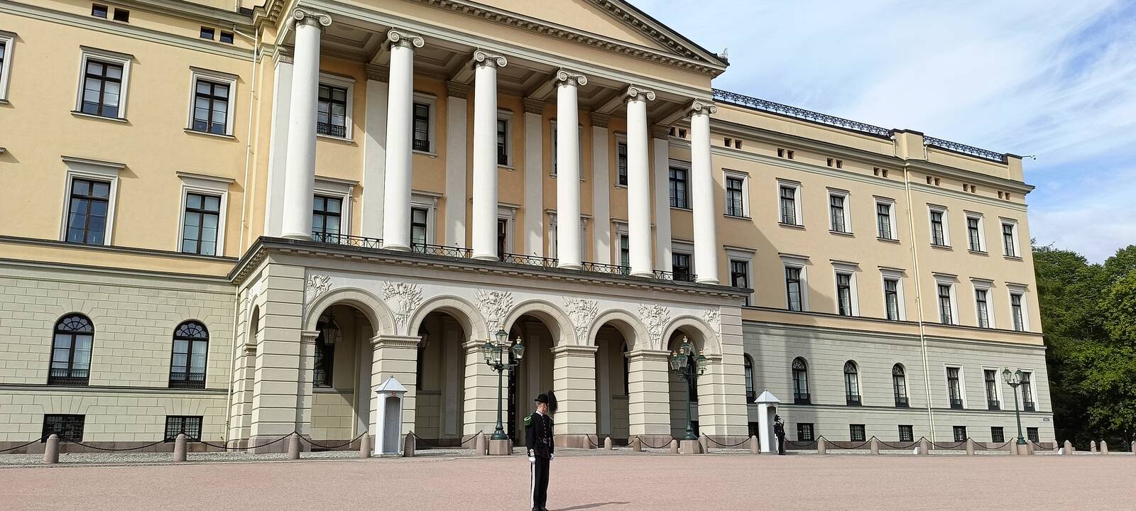 Būstas: taip atrodo tradicinė norvegų atostogų trobelė miškų glūdumoje, kurią žiemą dar reikia atsikasti, nes sniego čia būna gausybė.