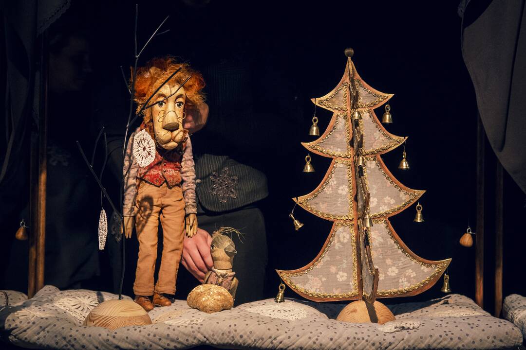 Jaukumas: spektaklio „Liūtas ir Paukštis“ kūrėjai pasaką seka pasitelkdami laikui nepavaldžias, bet kokio amžiaus žiūrovų mylimas tradicines teatro lėles.