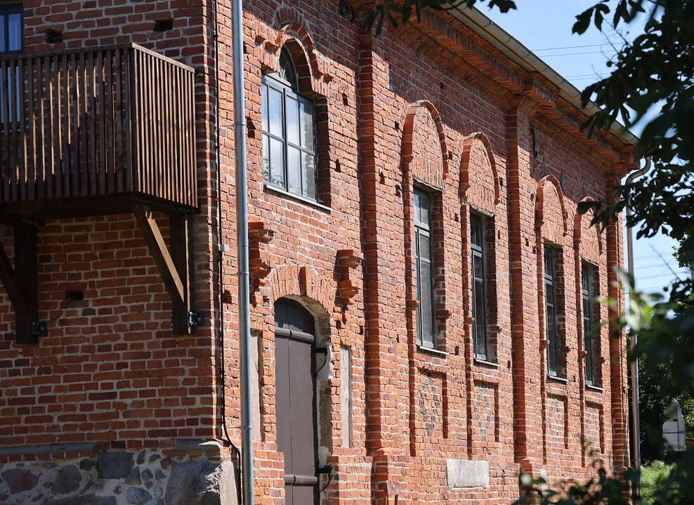 Pokyčiai: šventės jau vyksta šalia atnaujintos Raudondvario dvaro oficinos, kita irgi restauruojama.