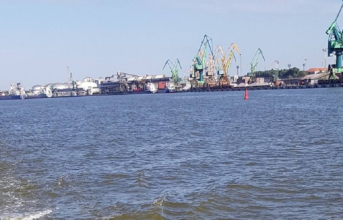 Procesas: gilinimas uoste yra gana brangi ir sudėtinga procedūra, nes savos technikos nėra, tenka samdyti dažnai ambicingus rangovus.
