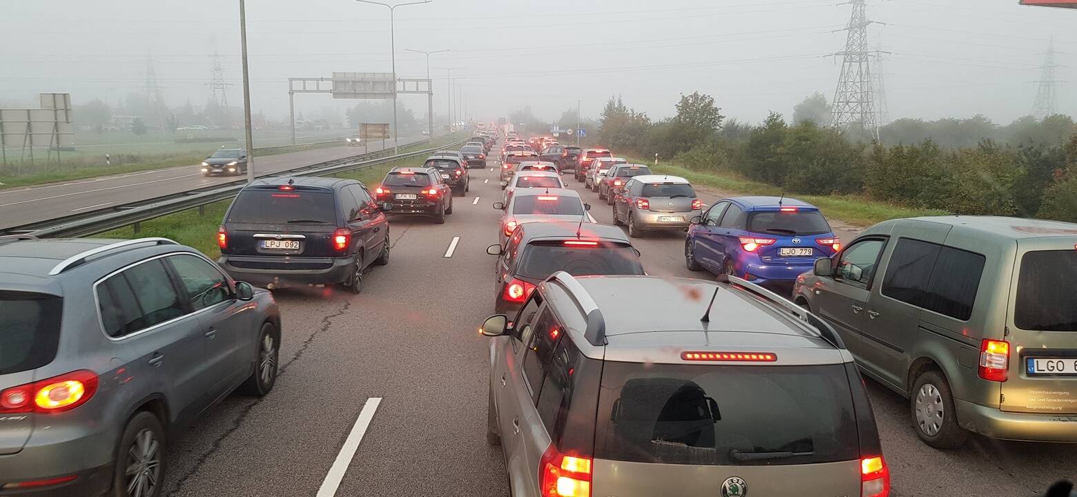 Sangrūda: sunkvežimių kamšatys prie įvažos į jūrų perkėlą.