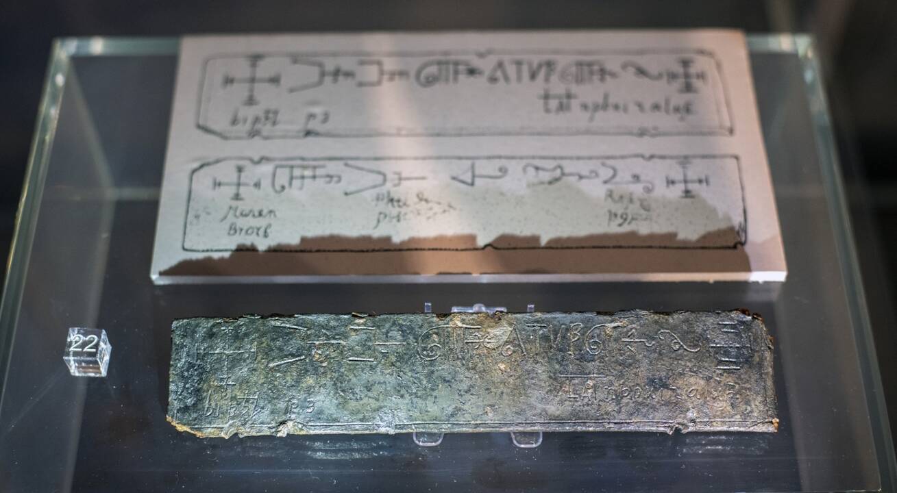 Turinys: ant švino plokštelės galbūt minimas Lietuvos didysis kunigaikštis Algirdas.
