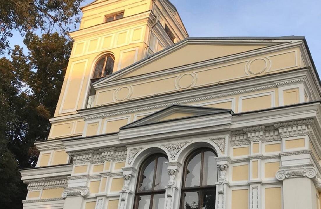 Akcentas: Verkiai – vienas vertingiausių šalies dvarų ansamblių. Dvaro fasadą puošia stilingos detalės.