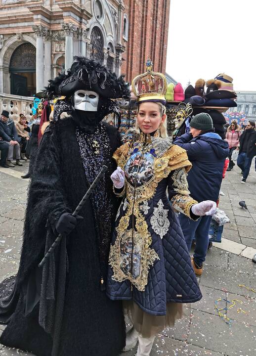 Venecijos karnavalui A. Mikalauskienė siūdinosi specialų kostiumą, o svarbiausia buvo karūna – joje įrengtas karališkas kambarys. 