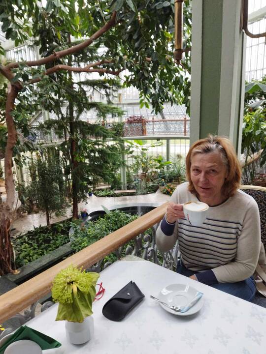 L. Miežetienė atgaivos randa Kretingos dvaro sodybos grafų Tiškevičių rūmų žiemos sode-oranžerijoje, tačiau labiausiai ją džiugina drambliukų kolekcija
