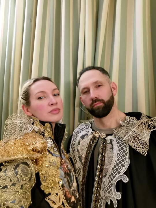 Venecijos karnavalui A. Mikalauskienė siūdinosi specialų kostiumą, o svarbiausia buvo karūna – joje įrengtas karališkas kambarys. 
