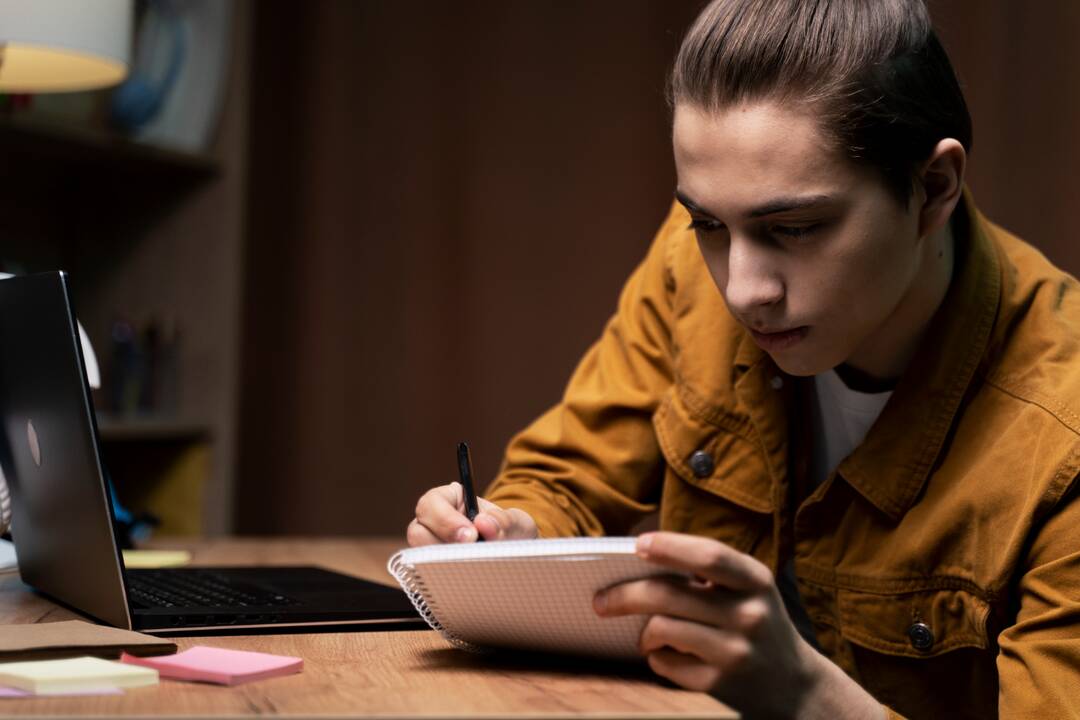 Dirbtinio intelekto viražai: dešimt studentų teko pašalinti iš universiteto