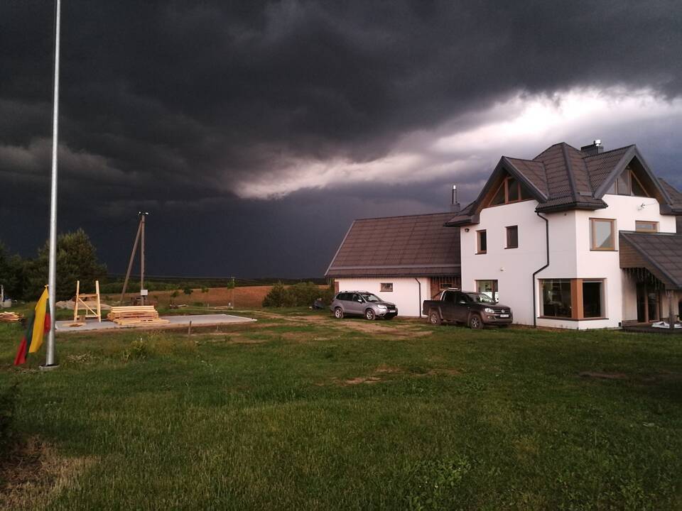 Pasikiškiakopūsteliaudama: kadangi rastų ragų vyras Sigitai neduoda, tenka eiti į mišką ir ieškoti jų pačiai. Laiminga akimirka su radiniu. 