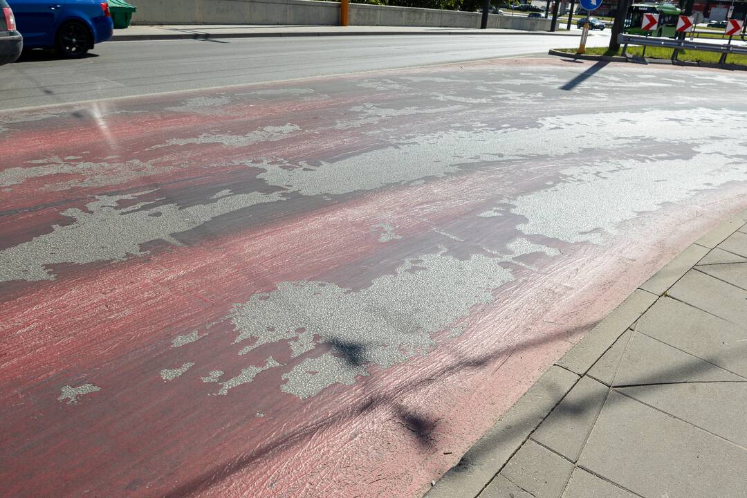 Pasiteisino: savivaldybės atstovai įsitikinę, kad dėl raudonos dangos pagerėjo automobilių ratų sukibimas, todėl įvyko mažiau eismo įvykių.