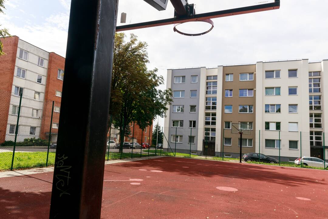  Suoliukai: šalia krepšinio aikštelės vyksta su sportu visiškai nesusijęs vakarinis gyvenimas. 