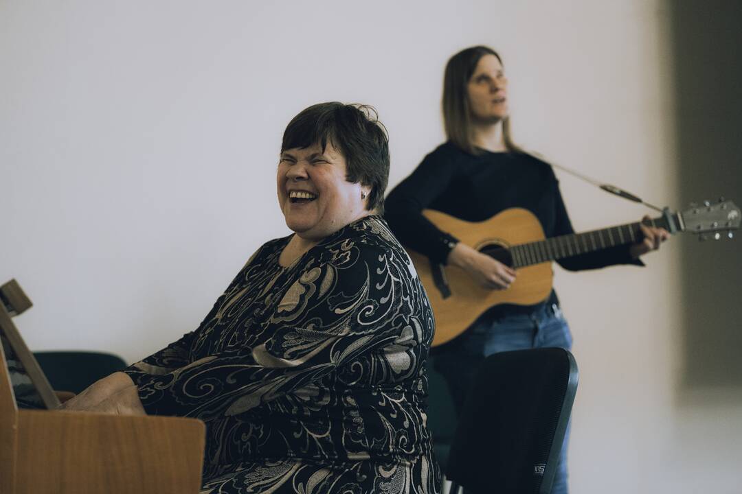Patirtis: daliai Kauno moksleivių buvo sudaryta galimybė muziką patirti taip, kaip ją patiria kurtieji ar neregiai.