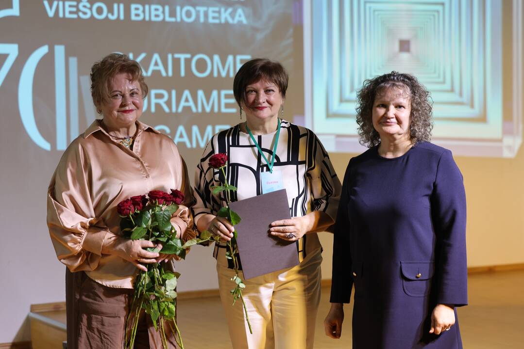 Šventėje: (iš kairės) bibliotekos direktorė I. V. Stančiauskienė, vyriausioji bibliotekininkė  E. Matveičikienė, ir Kultūros ministerijos Atminties institucijų politikos grupės patarėja Gražina Lamanauskienė.