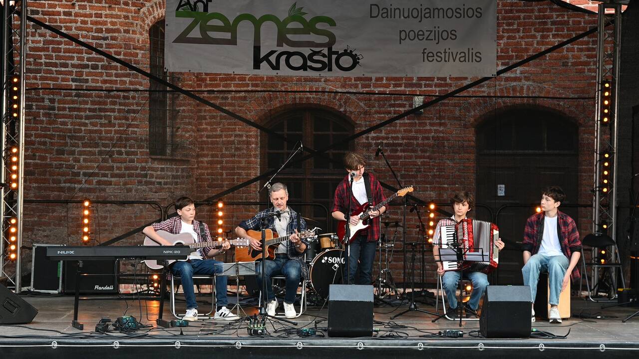 Dalyviai: jaunimui atstovavo Raudondvario klebono E. Murausko suburta grupė „Raudondvario daigai“.