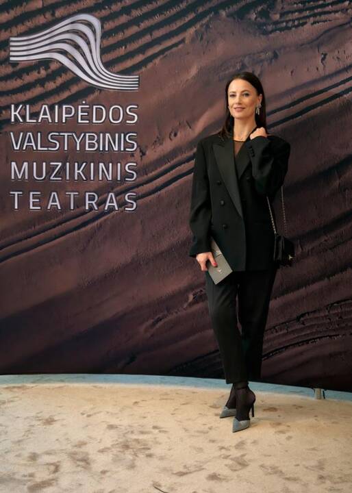 Baigiamajam Giuseppe Verdi „La Traviata“ kūriniui scenoje drauge su kviestiniais svečiais pasirodė teatro solistai, choristai ir visi teatro darbuotojai.