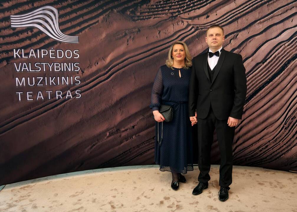 Baigiamajam Giuseppe Verdi „La Traviata“ kūriniui scenoje drauge su kviestiniais svečiais pasirodė teatro solistai, choristai ir visi teatro darbuotojai.