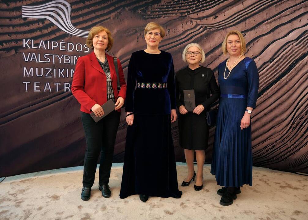 Baigiamajam Giuseppe Verdi „La Traviata“ kūriniui scenoje drauge su kviestiniais svečiais pasirodė teatro solistai, choristai ir visi teatro darbuotojai.