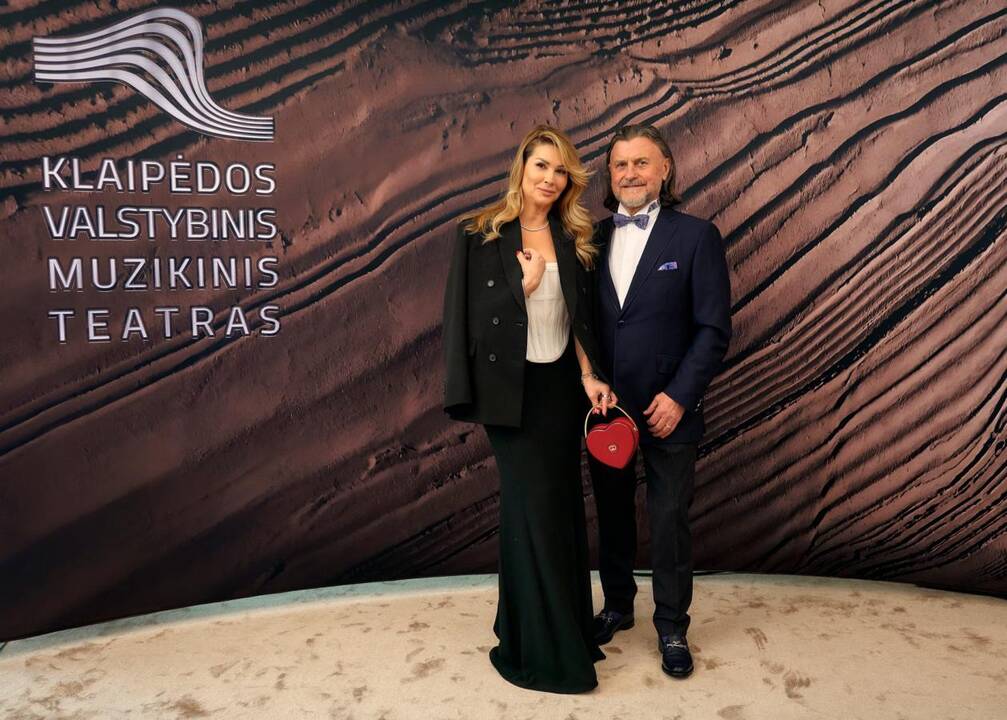 Baigiamajam Giuseppe Verdi „La Traviata“ kūriniui scenoje drauge su kviestiniais svečiais pasirodė teatro solistai, choristai ir visi teatro darbuotojai.