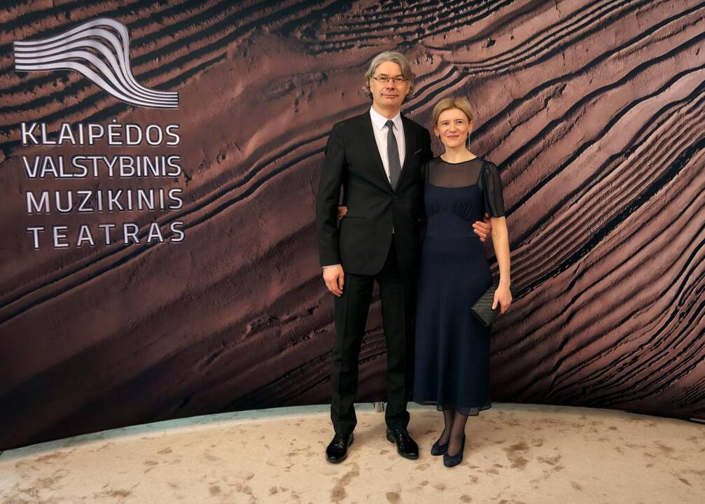 Baigiamajam Giuseppe Verdi „La Traviata“ kūriniui scenoje drauge su kviestiniais svečiais pasirodė teatro solistai, choristai ir visi teatro darbuotojai.