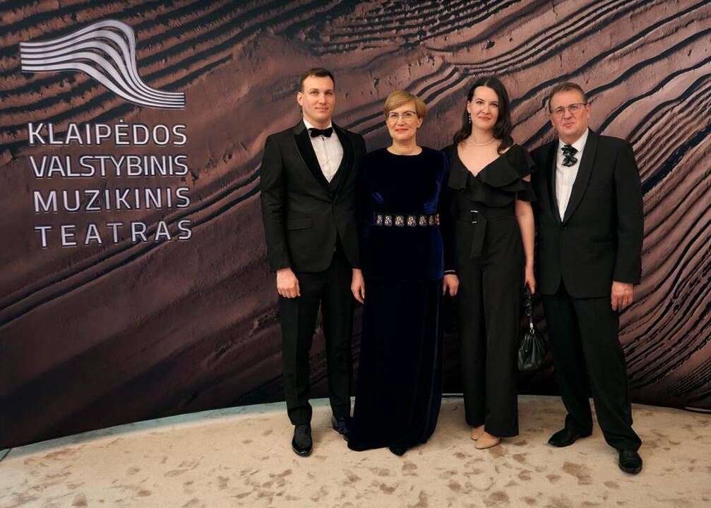 Baigiamajam Giuseppe Verdi „La Traviata“ kūriniui scenoje drauge su kviestiniais svečiais pasirodė teatro solistai, choristai ir visi teatro darbuotojai.
