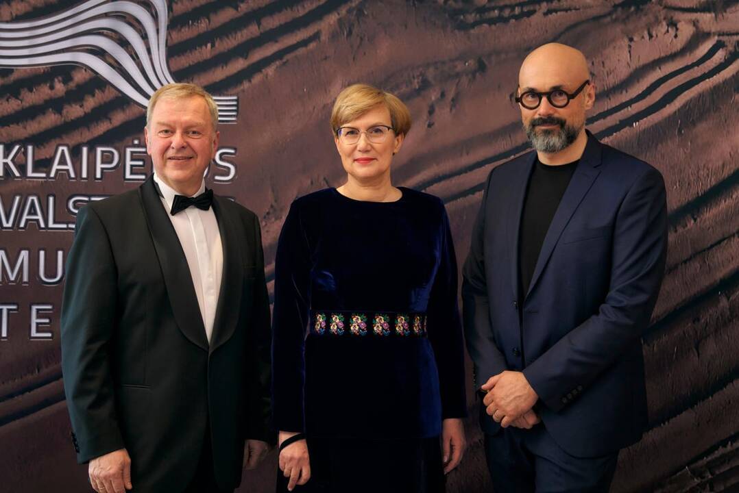 Baigiamajam Giuseppe Verdi „La Traviata“ kūriniui scenoje drauge su kviestiniais svečiais pasirodė teatro solistai, choristai ir visi teatro darbuotojai.