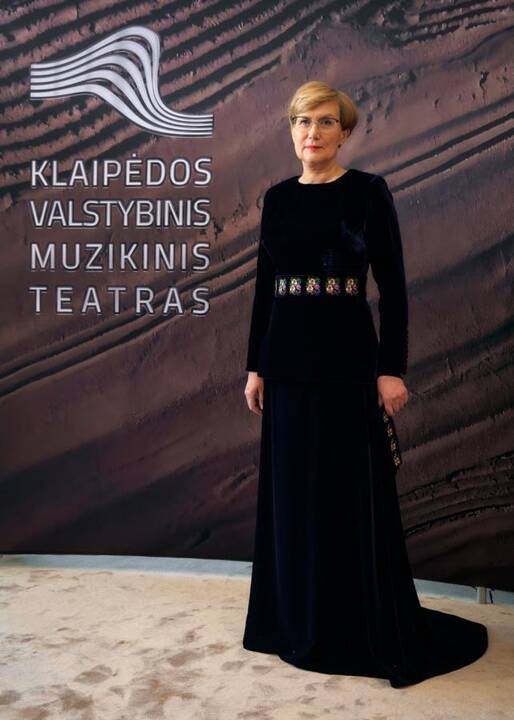 Baigiamajam Giuseppe Verdi „La Traviata“ kūriniui scenoje drauge su kviestiniais svečiais pasirodė teatro solistai, choristai ir visi teatro darbuotojai.