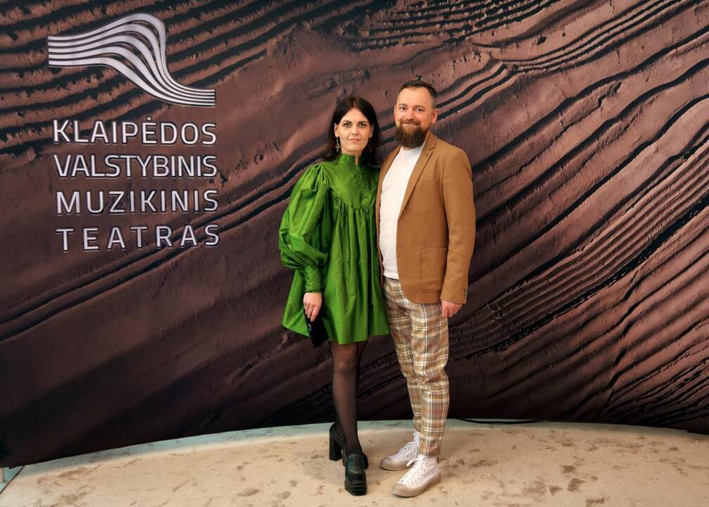 Baigiamajam Giuseppe Verdi „La Traviata“ kūriniui scenoje drauge su kviestiniais svečiais pasirodė teatro solistai, choristai ir visi teatro darbuotojai.