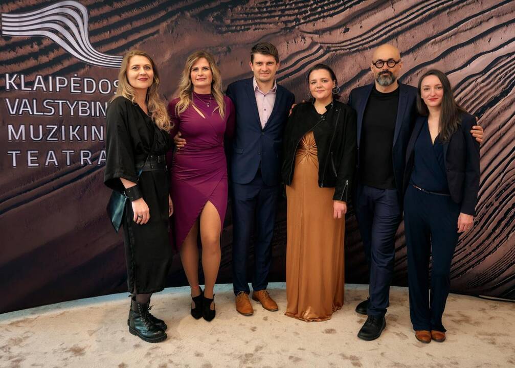 Baigiamajam Giuseppe Verdi „La Traviata“ kūriniui scenoje drauge su kviestiniais svečiais pasirodė teatro solistai, choristai ir visi teatro darbuotojai.