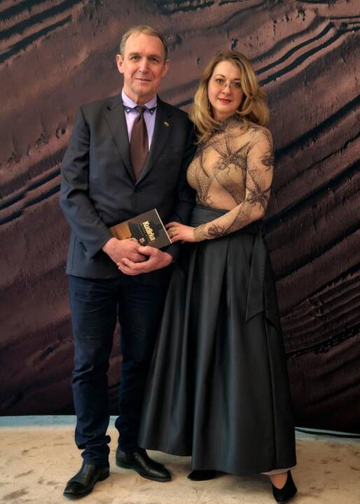 Baigiamajam Giuseppe Verdi „La Traviata“ kūriniui scenoje drauge su kviestiniais svečiais pasirodė teatro solistai, choristai ir visi teatro darbuotojai.