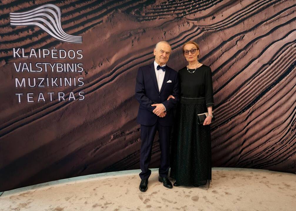 Baigiamajam Giuseppe Verdi „La Traviata“ kūriniui scenoje drauge su kviestiniais svečiais pasirodė teatro solistai, choristai ir visi teatro darbuotojai.