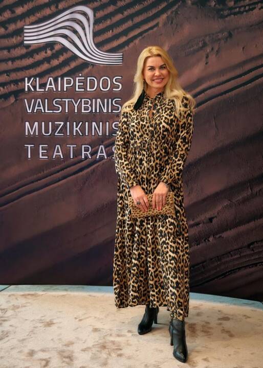 Baigiamajam Giuseppe Verdi „La Traviata“ kūriniui scenoje drauge su kviestiniais svečiais pasirodė teatro solistai, choristai ir visi teatro darbuotojai.