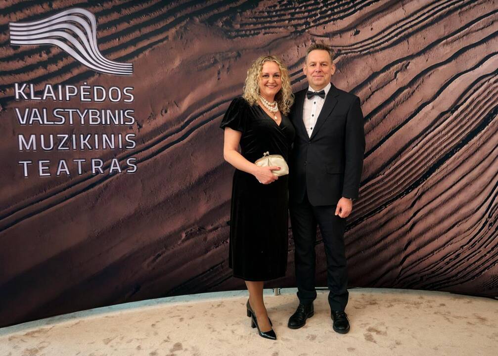 Baigiamajam Giuseppe Verdi „La Traviata“ kūriniui scenoje drauge su kviestiniais svečiais pasirodė teatro solistai, choristai ir visi teatro darbuotojai.