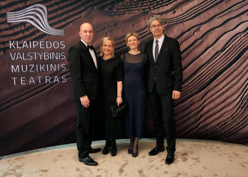 Baigiamajam Giuseppe Verdi „La Traviata“ kūriniui scenoje drauge su kviestiniais svečiais pasirodė teatro solistai, choristai ir visi teatro darbuotojai.