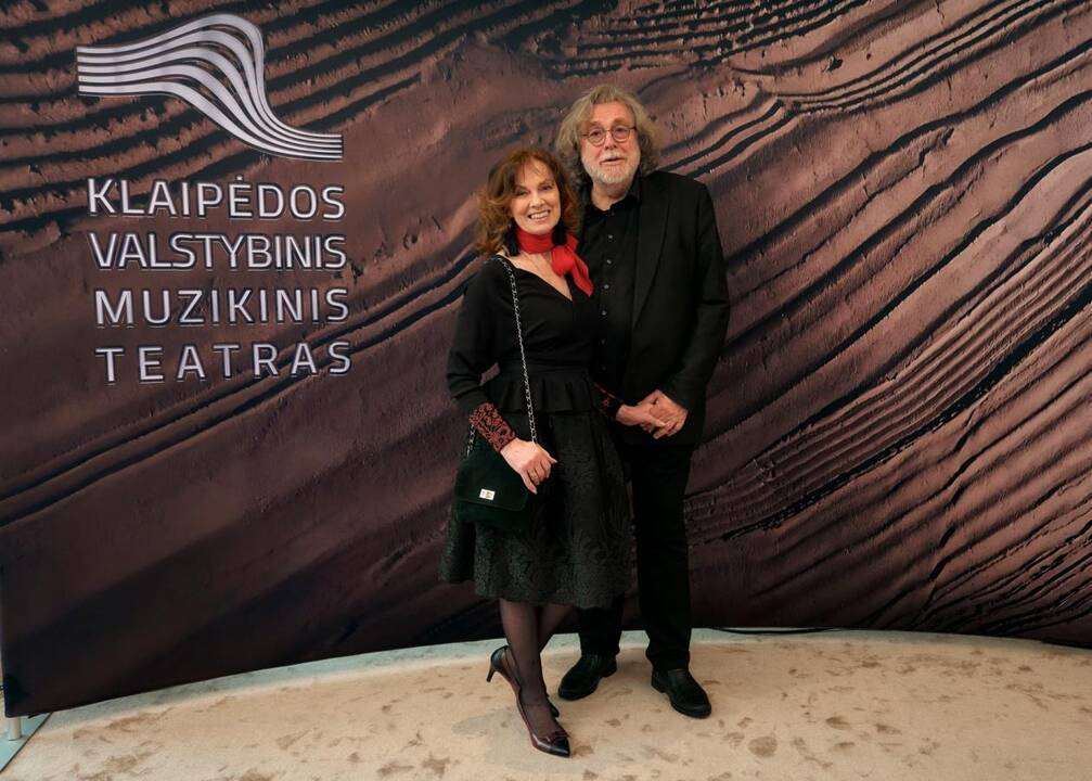 Baigiamajam Giuseppe Verdi „La Traviata“ kūriniui scenoje drauge su kviestiniais svečiais pasirodė teatro solistai, choristai ir visi teatro darbuotojai.