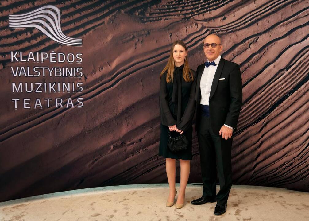 Baigiamajam Giuseppe Verdi „La Traviata“ kūriniui scenoje drauge su kviestiniais svečiais pasirodė teatro solistai, choristai ir visi teatro darbuotojai.